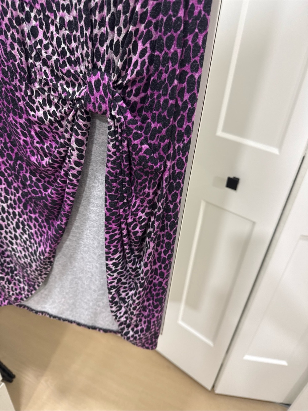 Woman Leopard Knot Top - Purple. Size small - Picture 6 of 8